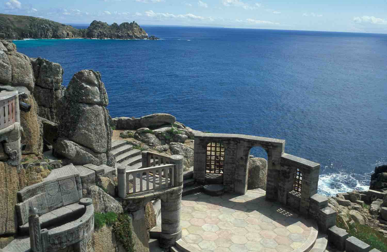 Inglaterra - The Minack Theatre, perched on the cliffs high above the Atlantic Ocean