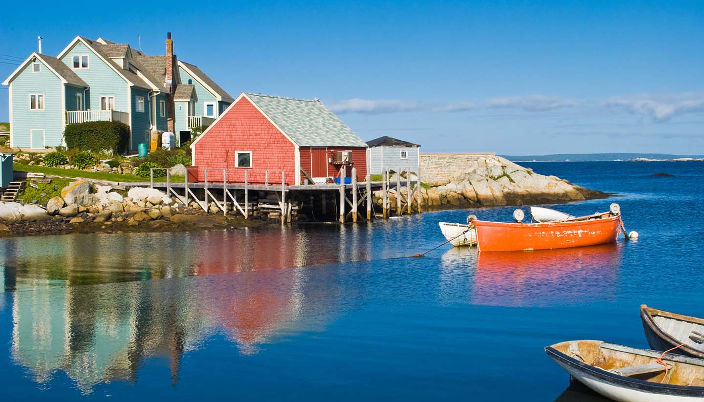 Canadá - Fisherman's house & boats, Nova Scotia