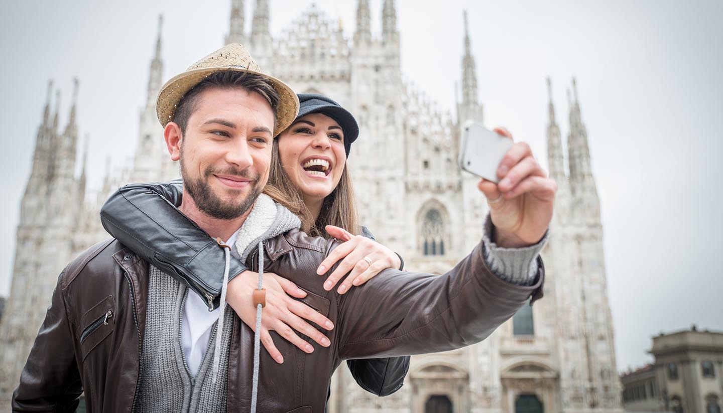 Milán - Tourists at Duomo Sathedral, Milan