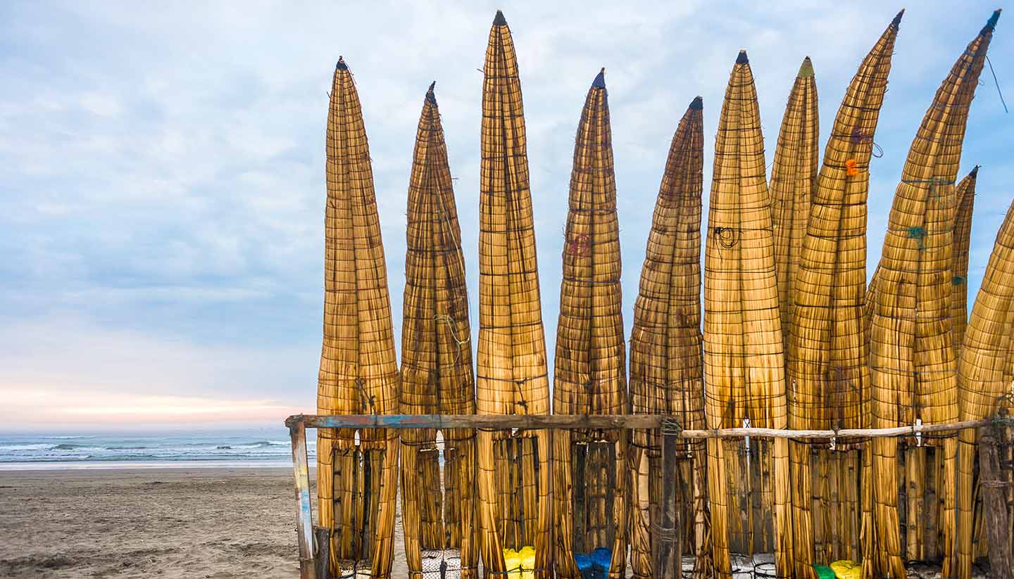 Perú - Traditional Peruvian Reed Boats in Peru