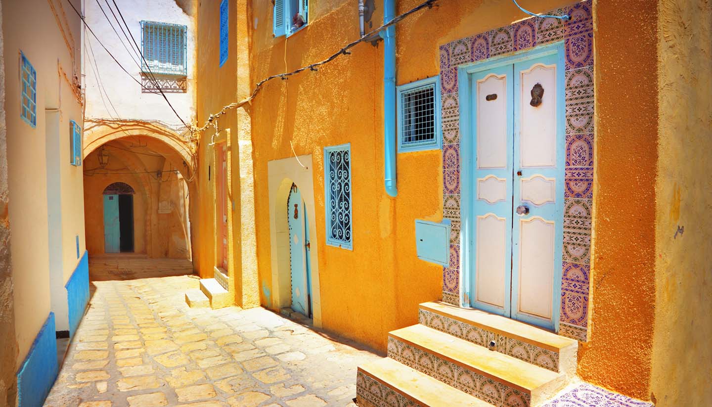 Túnez - A Narrow Street in Sousse, Tunisia