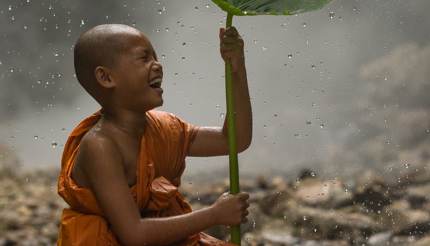 Tailandia - Novice monk having fun in the rain