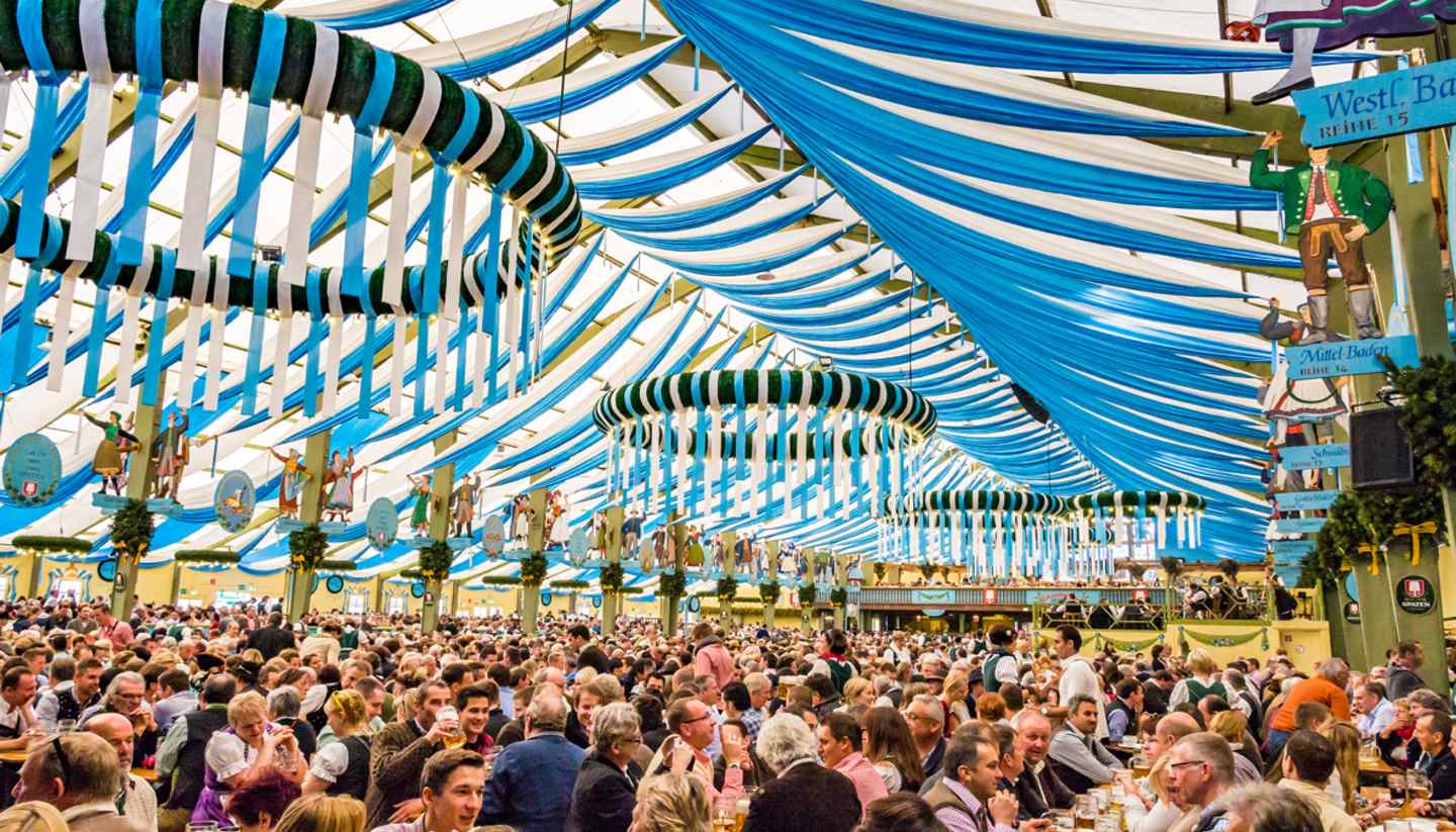 Alemania - shu-germany-munich-oktoberfest-ochsenbratereitent-editorial-701224141-TakashiImages-1440x823-hero