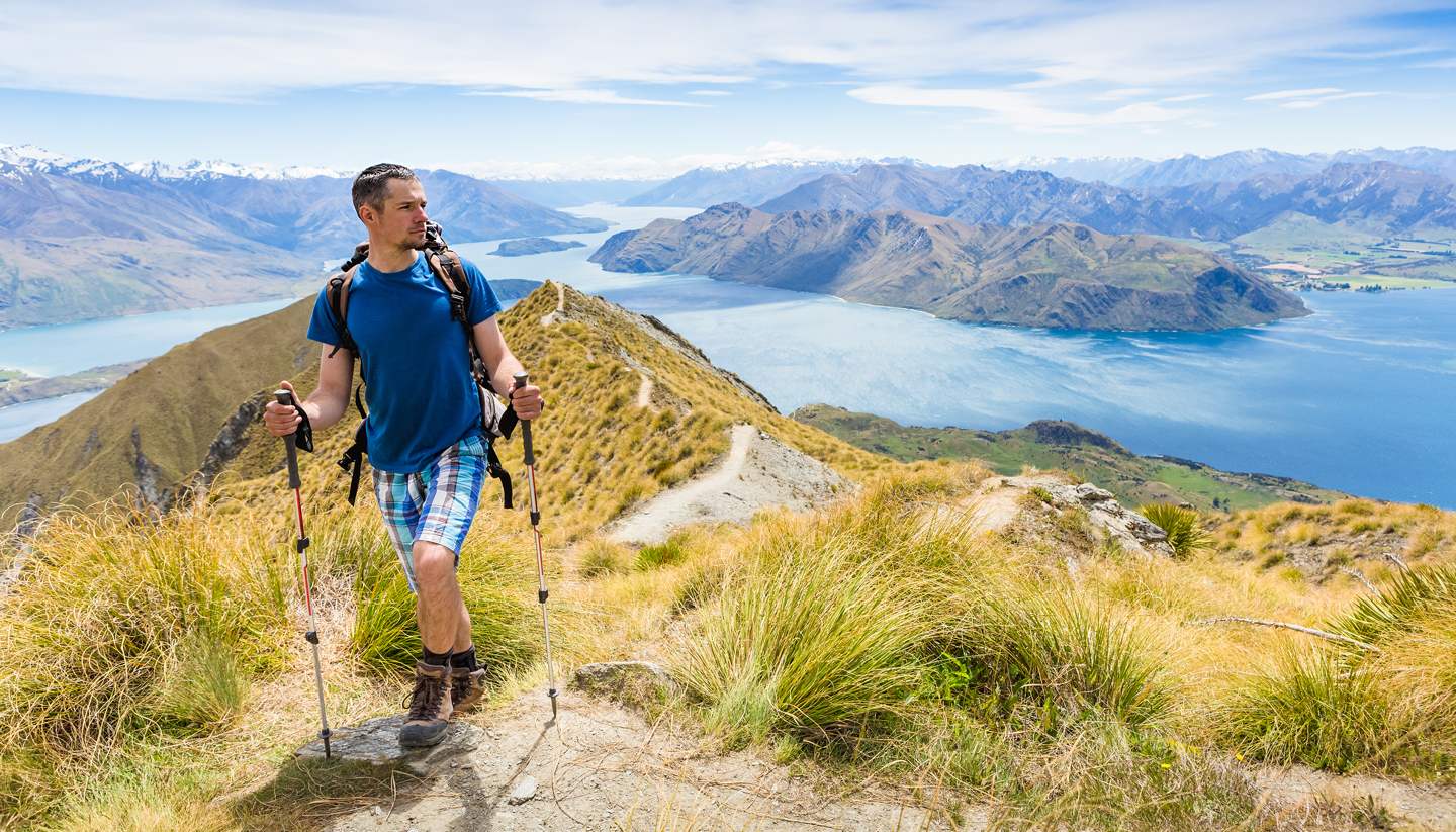 Nueva Zelanda - A hiker enjoying the views in New Zealand