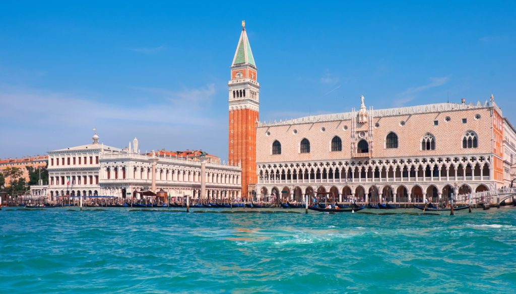 Venecia - Doge's palace and Campanile on Piazza di San Marco, Venice, Italy
