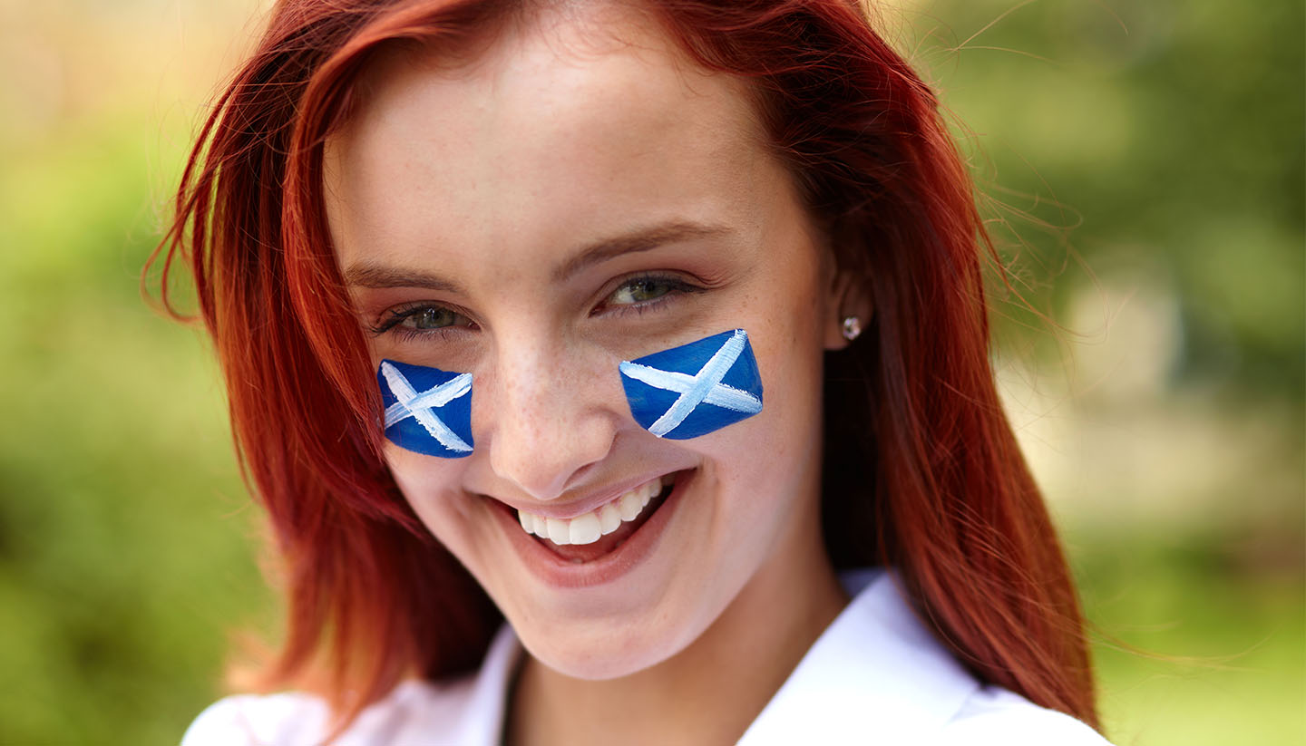 Escocia - Female with Scottish flags on her cheeks